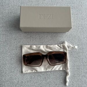NEW DEZI READ THE ROOM SUNGLASSES in ESPRESSO OAK